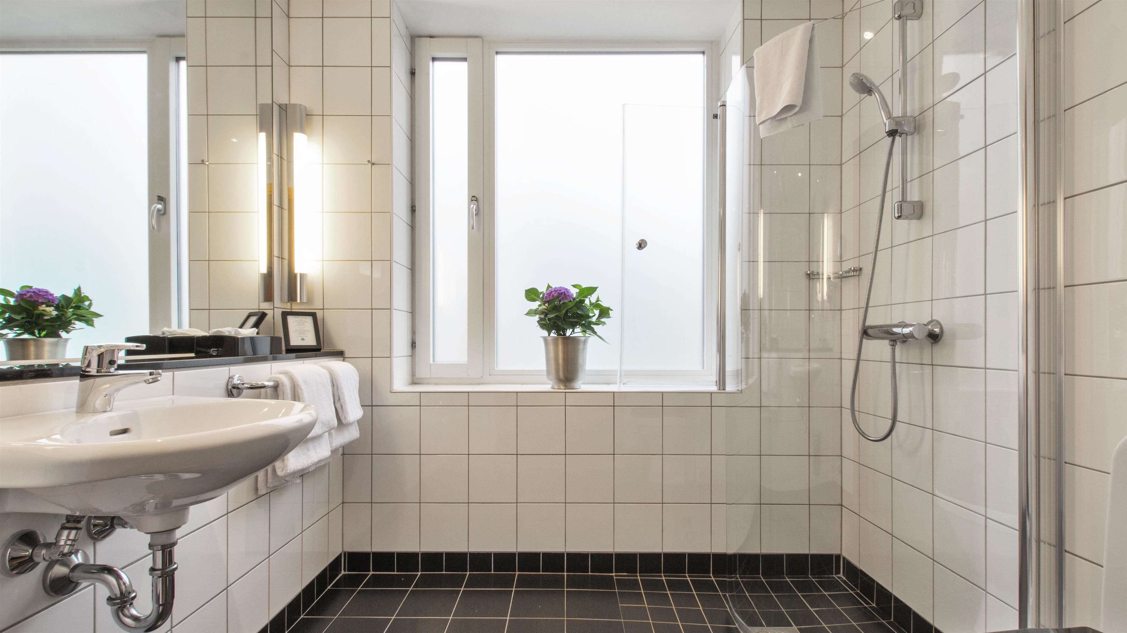 family room, 1 king bed, non smoking, kitchenette (with sofabed) | bathroom | free toiletries, hair dryer, heated floors, towels