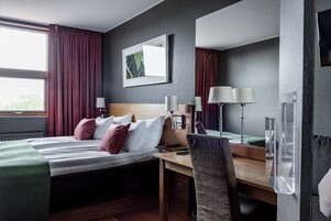 Escritorio, cortinas blackout y tabla de planchar con plancha 
