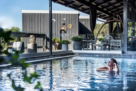 Un sauna, una bañera de hidromasaje, baño turco, masajes