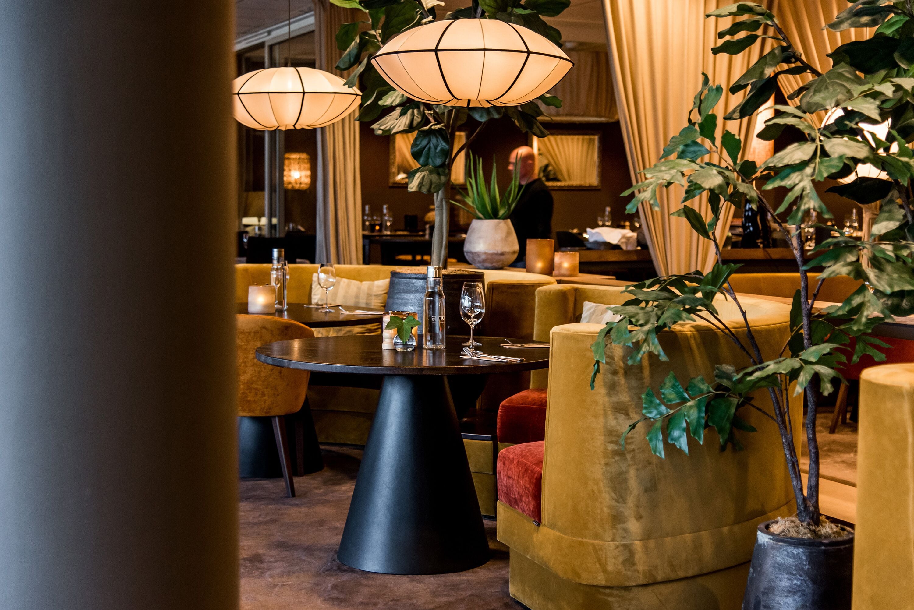 Breakfast, lunch, dinner served; international cuisine 