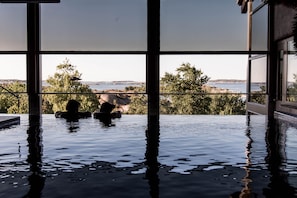 Una piscina infinita con vistas a un paisaje natural.