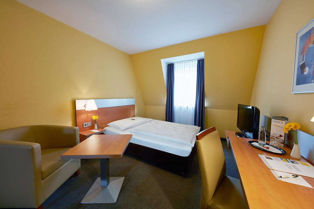 Hypo-allergenic bedding, in-room safe, desk, blackout curtains
