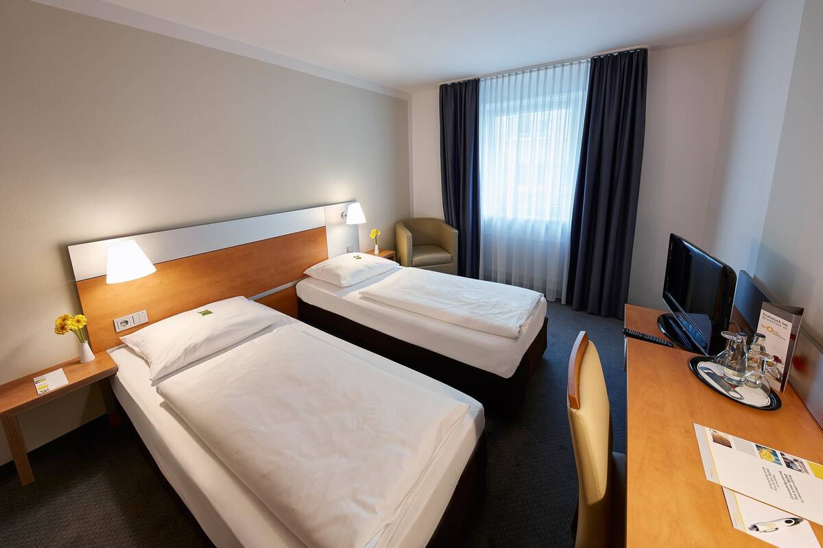 Hypo-allergenic bedding, in-room safe, desk, blackout curtains