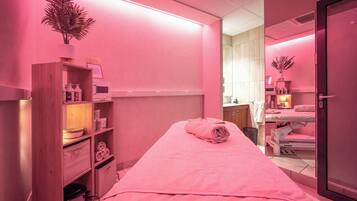 Een bubbelbad, een stoombad, lichaamsbehandelingen, body wraps