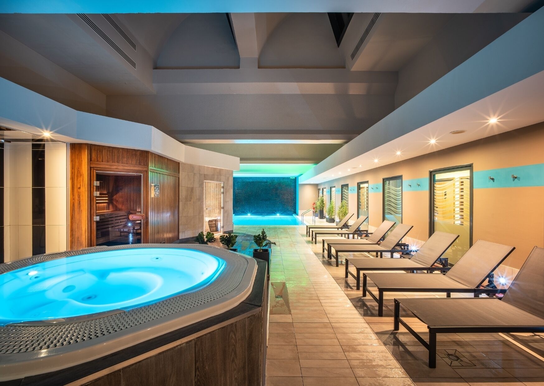 실내 수영장, 07:00 ~ 22:00 오픈, 일광욕 의자