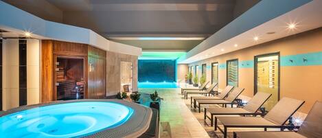 Alberca techada, acceso de 07:00 a 22:00, y camastros