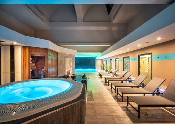 室内游泳池，07:00 至 22:00 开放，日光浴躺椅