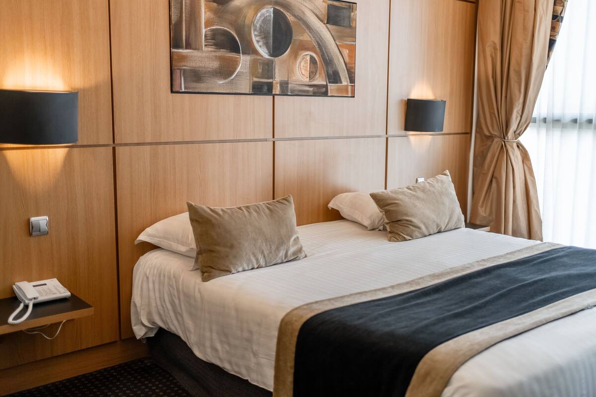 Comfort Double Room | In-room safe, desk, iron/ironing board (on request), cribs (free)