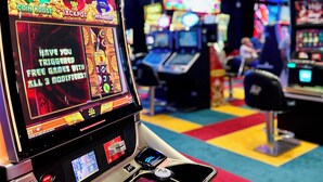 Una máquina tragamonedas con una pantalla que muestra diferentes opciones de juego y cantidades de premio.