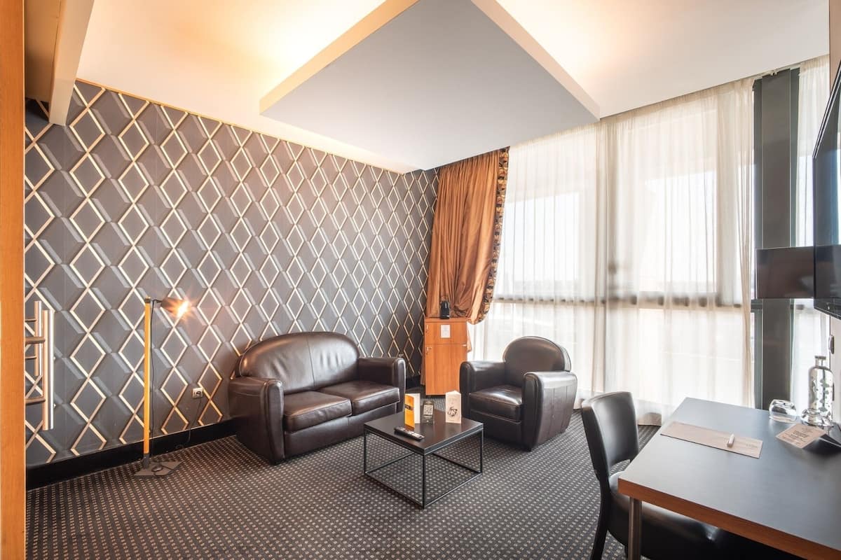 suite | in-room safe, desk, iron/ironing board, free cots/infant beds