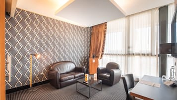 Suite | In-room safe, desk, iron/ironing board, free cribs/infant beds