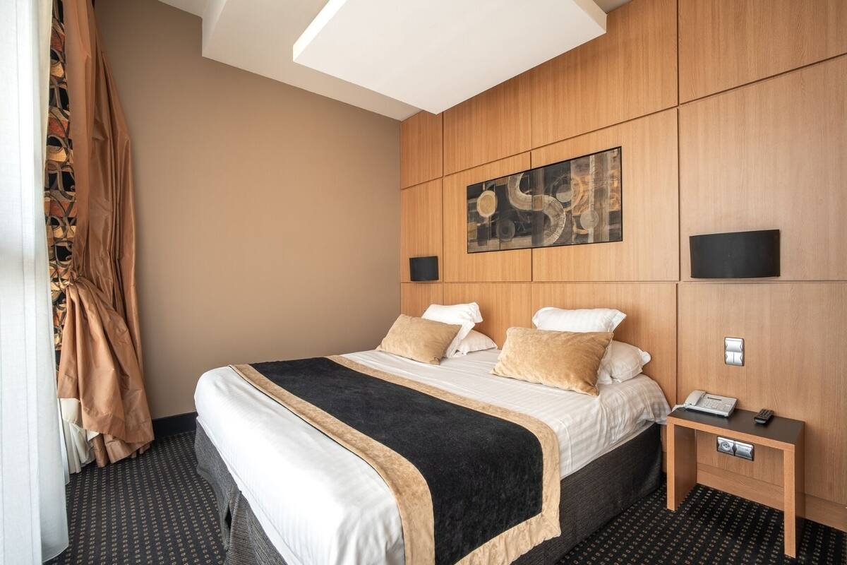 suite | in-room safe, desk, iron/ironing board, free cots/infant beds