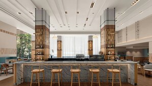 Una cocina moderna con una isla de mármol, taburetes de madera y estantes empotrados con botellas.