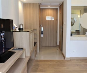 Bộ đồ giường cao cấp, két bảo mật tại phòng, bàn 