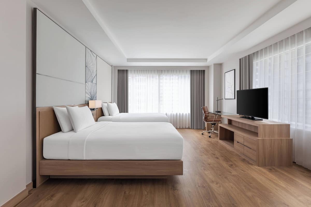 Premium bedding, in-room safe, desk, laptop workspace