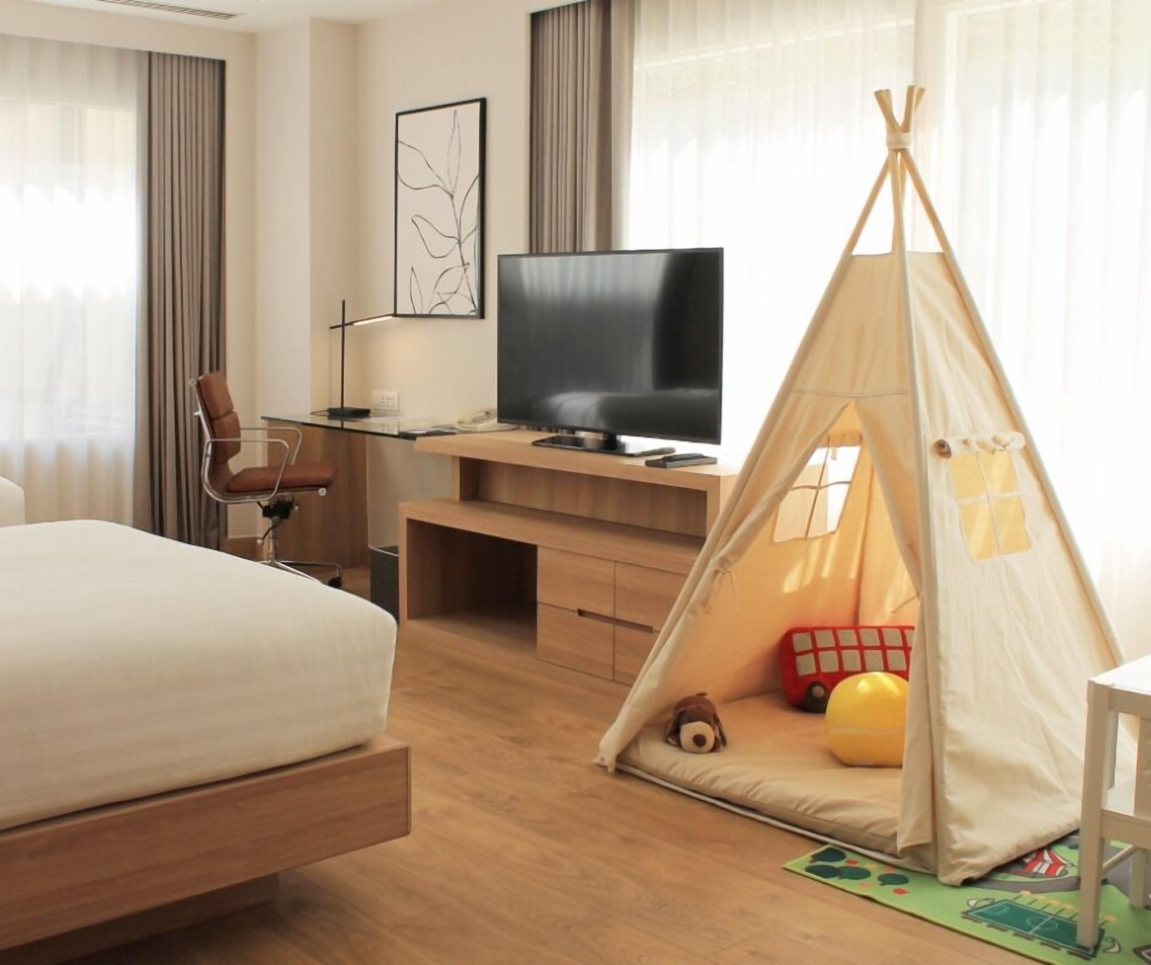 Familienzimmer, 2 Doppelbetten | Hochwertige Bettwaren, Zimmersafe, Schreibtisch