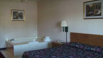 Classic Suite, 1 King Bed | Desk, free WiFi