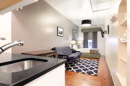 Standard Room | Living area | TV. Hotel 309