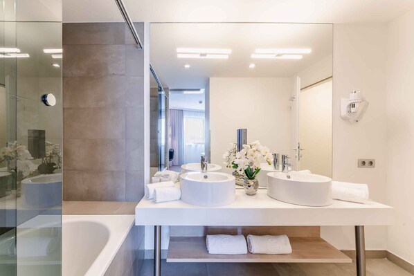 Family Room | Bathroom | Hair dryer, towels, soap, shampoo