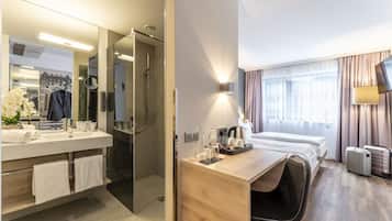 Habitación clásica con 2 camas individuales | Baño | Secadora de cabello, toallas, jabón, shampoo