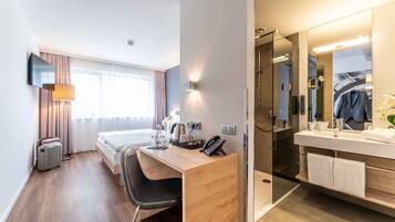 Classic Double Room | Desk, blackout drapes, soundproofing, rollaway beds