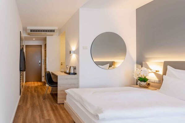 Bureau, rideaux occultants, chambres insonorisées