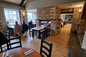 Restaurant - The Priory Inn (Tetbury)