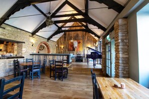 Restaurant - The Priory Inn (Tetbury)