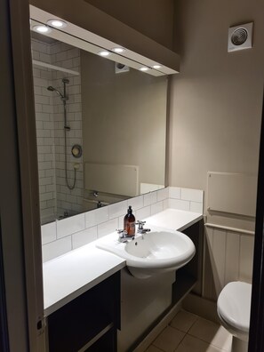 Hair dryer, towels, soap, shampoo - The Priory Inn (Tetbury)