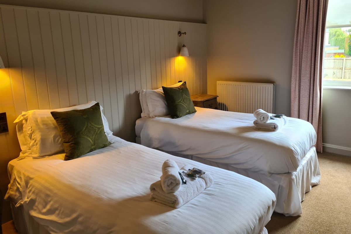 Standard Twin Room, Ensuite | 1 bedroom, iron/ironing board