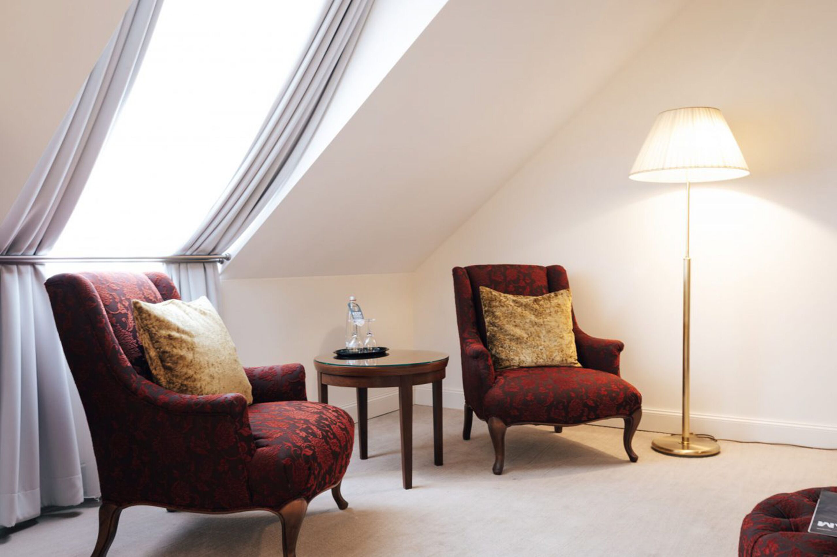 Habitación Deluxe | Zona de estar | Televisión de pantalla plana de 20 pulgadas con canales por satélite