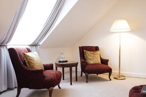 Rom – deluxe | Oppholdsområde | En 20-tommers Flatskjerm-TV med Parabol-TV samt TV og nettbrett