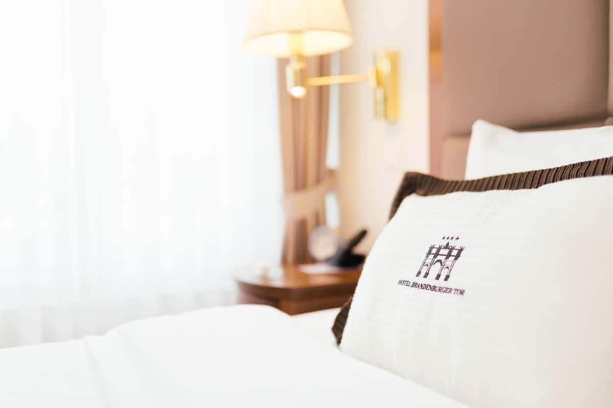 Roupas de cama premium, cofres nos quartos, escrivaninha
