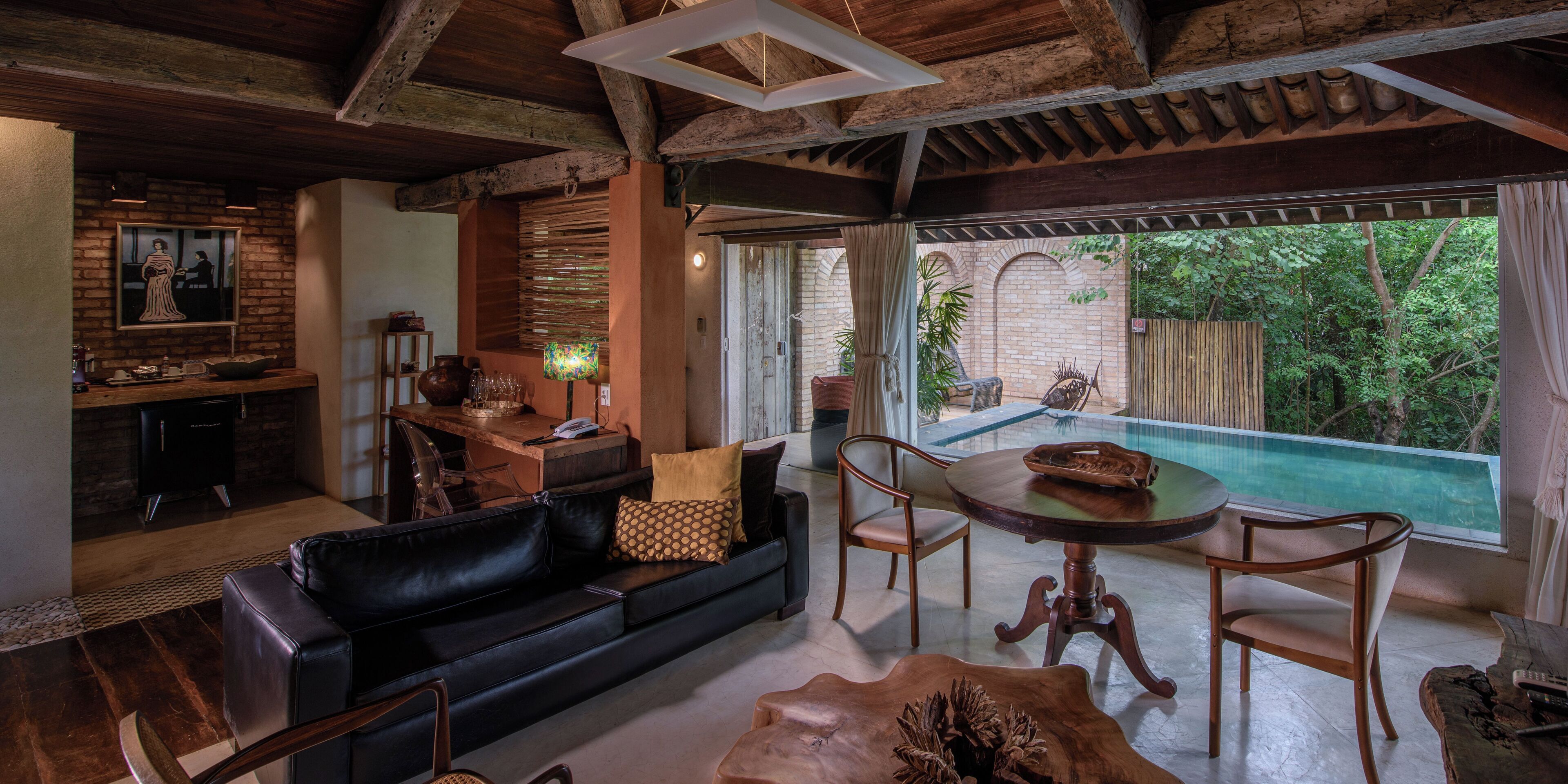 Suíte design, piscina particular, vista para o rio | Área de estar | Smart TV 43 polegadas com canais a cabo