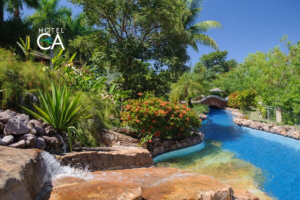 Outdoor pool, pool umbrellas, sun loungers - Hotel Canto das Águas (Lençóis)