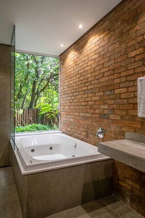 Premium Room, Jetted Tub, Garden View | Bathroom | Hair dryer, towels, soap, shampoo - Hotel Canto das Águas (Lençóis)