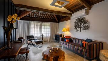 Suíte Duplo do Canto | Minibar, in-room safe, blackout drapes, bed sheets