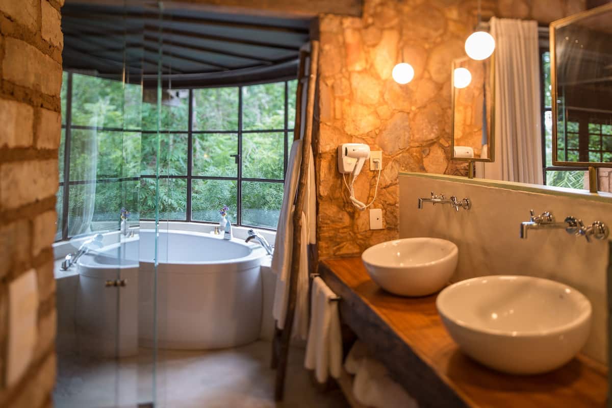 suíte duplo do canto | bathroom | hair dryer, towels, soap, shampoo