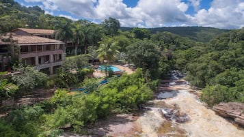 Vista frontal de la propiedad