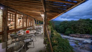 朝食、ランチ、ディナーに営業