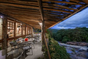 供应早餐、午餐和晚餐