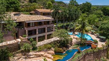 Vista frontal de la propiedad