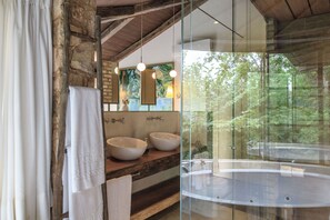 Suite Design, piscine privée, vue fleuve | Salle de bain