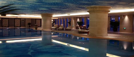 Indoor pool, sun loungers