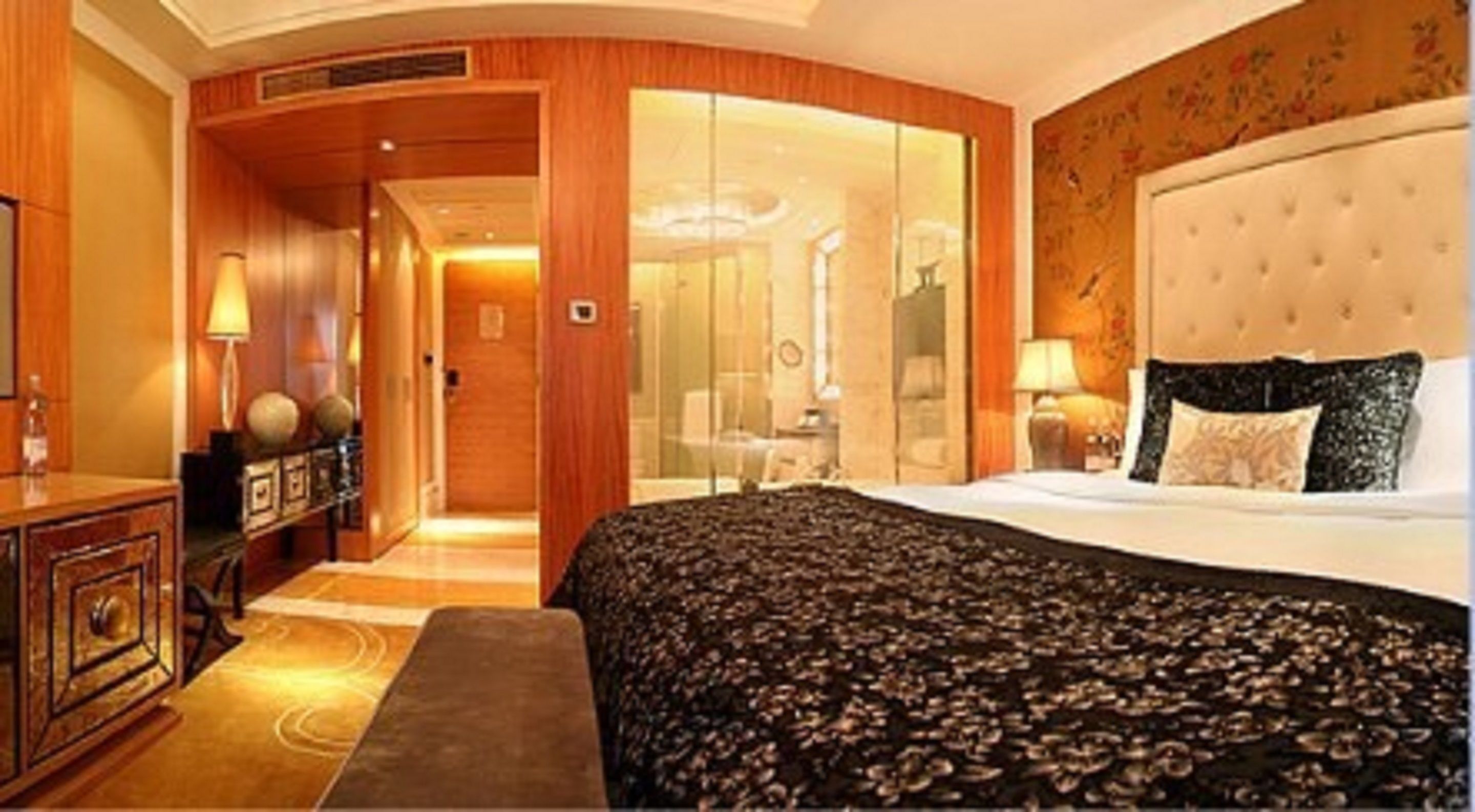 deluxe room king  | premium bedding, down duvets, select comfort beds, minibar