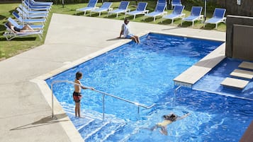 Udendørs pool, parasoller, liggestole