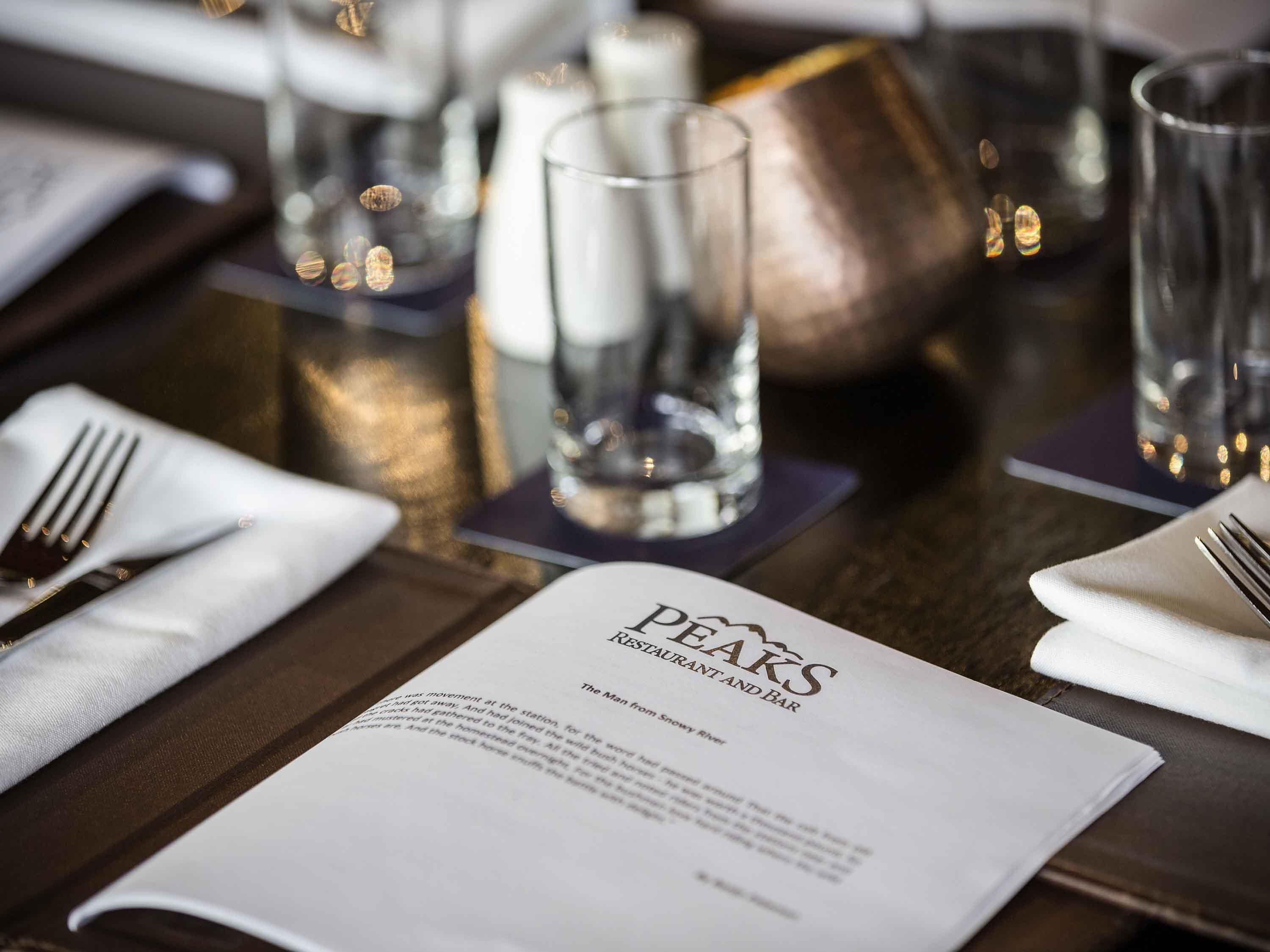Un menú de restaurante titulado 'PEAKS RESTAURANT AND BAR' con una descripción del menú.