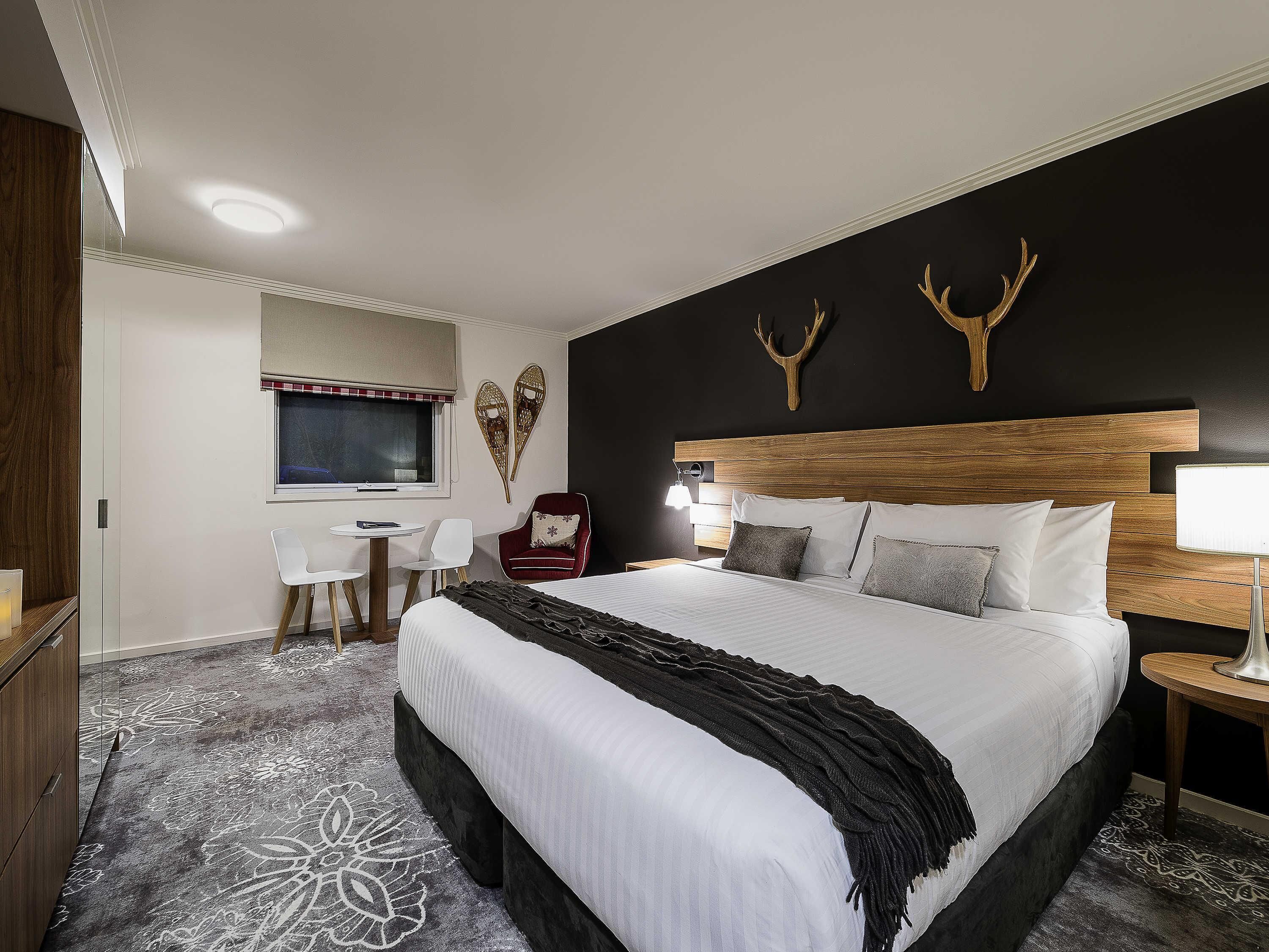 Estudio | Caja de seguridad en la habitación y escritorio 