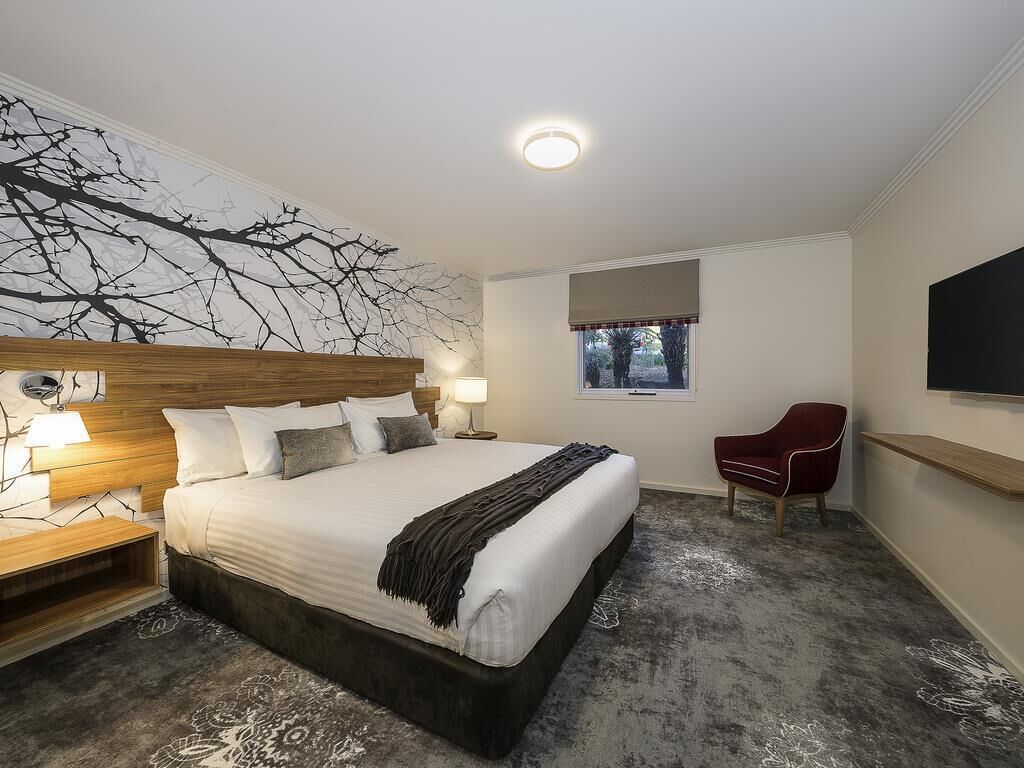 Appartement, 1 slaapkamer | Een kluis op de kamer, een bureau, een strijkplank/strijkijzer