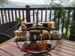 Petit-déjeuner, déjeuner et dîner servis sur place